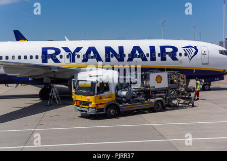 Ryanair-Flugzeugbetankung mit Shell-Tankwagen am Flughafen London Stansted, England Großbritannien Stockfoto