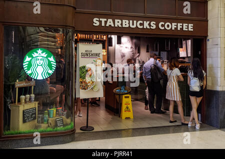 Kaffee von Starbucks Cafe in London England Vereinigtes Königreich Großbritannien Stockfoto