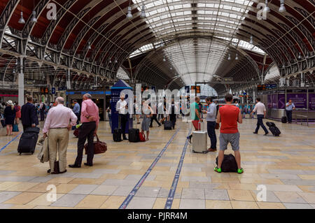 Passagiere an der Bahnhofskonkursstation Paddington, London England Großbritannien Stockfoto