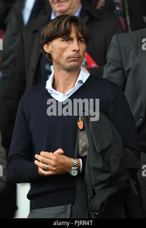 Crawley manager Gabriele Cioffi Uhren von der Tribüne aus während des Skybet Liga zwei Gleiche an Sincil Bank Stadium, Lincoln. Stockfoto