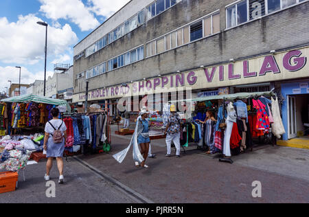 Ridley Road Market and Shopping Village in Dalston, London England Vereinigtes Königreich Großbritannien Stockfoto