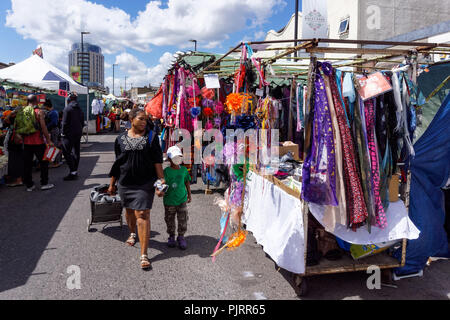 Ridley Road Market and Shopping Village in Dalston, London England Vereinigtes Königreich Großbritannien Stockfoto