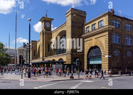Menschen außerhalb der Kings Cross Bahnhof, London England United Kingdom UK Stockfoto
