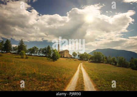 Heiligtum Santuario (Kirche) di Santa Maria di Morinesio (Stroppo, Cuneo, Piemont, Italien) Stockfoto