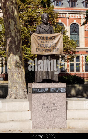 Die Statue von Millicent Fawcett, der suffragist Leader in Parliament Square, London England United Kingdom UK Stockfoto