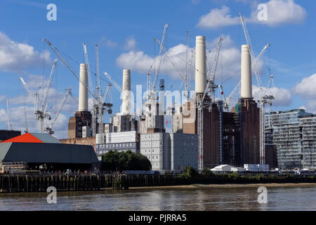 Krane an der Battersea Power Station in London, England, Vereinigtes Königreich, Großbritannien Stockfoto