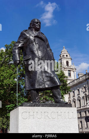 Die Statue von Winston Churchill am Parliament Square in London, England Vereinigtes Königreich Großbritannien Stockfoto