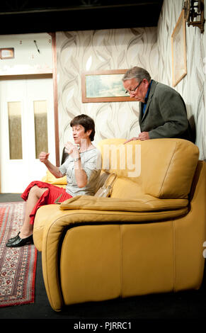 Theater Company Toneel Linden spielen "Oud Ja, Maar Nog nicht Versleten" von Hilda Vleugels, unter der Regie von Manu Gemoets (Belgien, 21/04/2014) Stockfoto