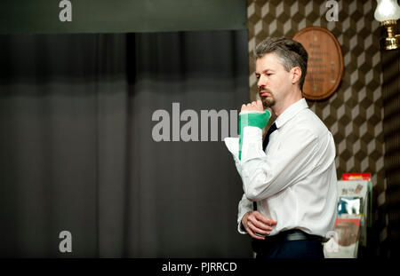 Theater Company Toneel Linden spielen "Oud Ja, Maar Nog nicht Versleten" von Hilda Vleugels, unter der Regie von Manu Gemoets (Belgien, 21/04/2014) Stockfoto