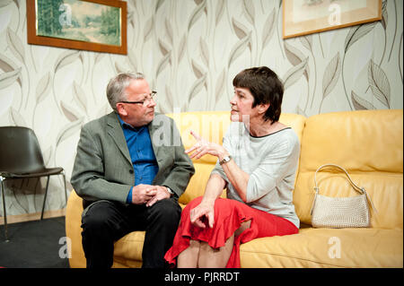 Theater Company Toneel Linden spielen "Oud Ja, Maar Nog nicht Versleten" von Hilda Vleugels, unter der Regie von Manu Gemoets (Belgien, 21/04/2014) Stockfoto