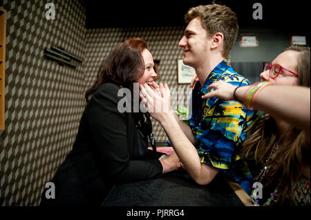 Theater Company Toneel Linden spielen "Oud Ja, Maar Nog nicht Versleten" von Hilda Vleugels, unter der Regie von Manu Gemoets (Belgien, 21/04/2014) Stockfoto