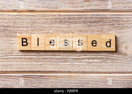 Gesegnete Wort auf Holz Block geschrieben. Text auf dem Tisch, Konzept gesegnet. Stockfoto