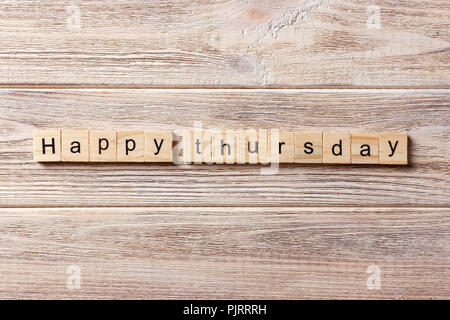 Happy Donnerstag Wort auf Holz Block geschrieben. Happy Donnerstag, Text in Tabelle, Konzept. Stockfoto