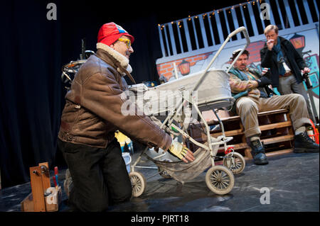 Theater Company WTThumor spielen Pro (r) von Pol ongeluk Anrys, unter der Regie von Eddy Swinnen (Willebroek, 26/11/2015) Stockfoto