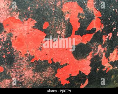 Rot und Schwarz abblätternde Farbe Stockfoto