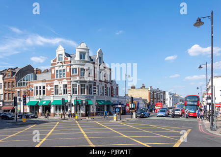 Ecke der Upper Richmond Road und Putney High Street, in Putney, London Borough der Wandsworth, Greater London, England, Vereinigtes Königreich Stockfoto