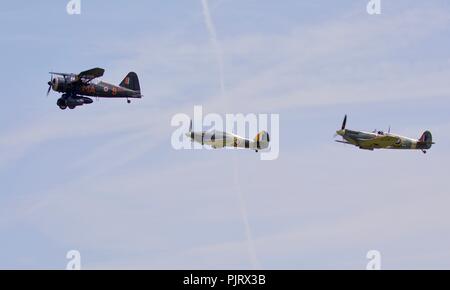 Westland Lysander (V 9228) Hawker Sea Hurricane (Z7015) und Supermarine Spitfire (AR501) im Formationsflug in Old Warden am 1. Juli 2018 Stockfoto