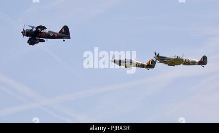 Westland Lysander (V 9228) Hawker Sea Hurricane (Z7015) und Supermarine Spitfire (AR501) im Formationsflug in Old Warden am 1. Juli 2018 Stockfoto