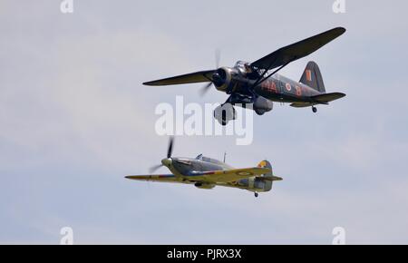 Westland Lysander (V 9228) Hawker Sea Hurricane (Z7015) fliegen am Alten Wärter Military Pageant Airshow am 1. Juli 2018 Stockfoto