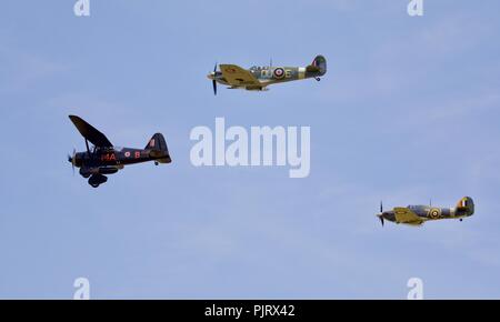 Westland Lysander (V 9228) Hawker Sea Hurricane (Z7015) und Supermarine Spitfire (AR501) im Formationsflug in Old Warden am 1. Juli 2018 Stockfoto