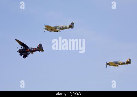 Westland Lysander (V 9228) Hawker Sea Hurricane (Z7015) und Supermarine Spitfire (AR501) im Formationsflug in Old Warden am 1. Juli 2018 Stockfoto