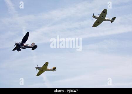 Westland Lysander (V 9228) Hawker Sea Hurricane (Z7015) und Supermarine Spitfire (AR501) im Formationsflug in Old Warden am 1. Juli 2018 Stockfoto