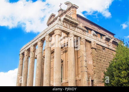 Tempel des Antoninus und der Faustina, zur Kirche von San Lorenzo in Miranda, Forum Romanom (Forum Romanum), Rom, Italien Stockfoto