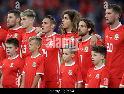 Von Links nach Rechts, Wales' Ben Davies, David Brooks, Connor Roberts, Ethan Ampadu, Joe Allen und Chris Mepham in einer Linie mit den Maskottchen vor dem Spiel Stockfoto