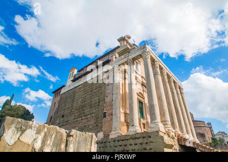 Tempel des Antoninus und der Faustina, zur Kirche von San Lorenzo in Miranda, Forum Romanom (Forum Romanum), Rom, Italien Stockfoto