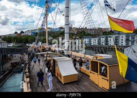 Blick über das vorschiff der SS Great Britain am Kai in Richtung Clifton, Bristol Stockfoto