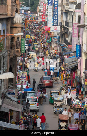 Viel Verkehr und Fußgängerzone Szene in Paharganj, Neu-Delhi, Delhi, Indien Stockfoto