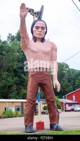 Indian Muffler man in Parkersburg, West Virginia – klassischer Fiberglas-Riese mit gefiedertem Kopfschmuck, Teil der amerikanischen Überlieferung am Straßenrand. Stockfoto