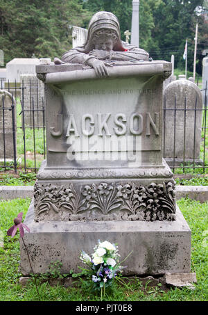 Cying Woman Grave in Parkersburg, West Virginia – eine eindringliche Statue der Trauer und Liebe wacht über diesen historischen Friedhof. Stockfoto