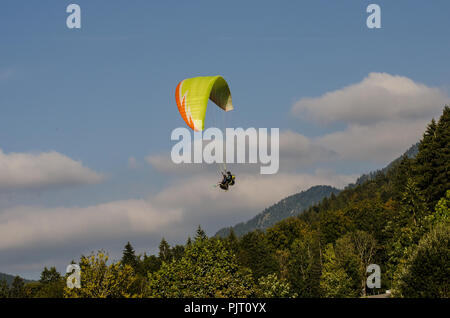 Gleitschirmfliegen ist einer der beeindruckendsten Abenteuer Sport praktiziert heute. Die malerische Aussicht machen Paragliding ein einmaliges Erlebnis. Stockfoto