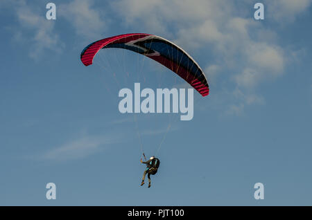 Gleitschirmfliegen ist einer der beeindruckendsten Abenteuer Sport praktiziert heute. Die malerische Aussicht machen Paragliding ein einmaliges Erlebnis. Stockfoto