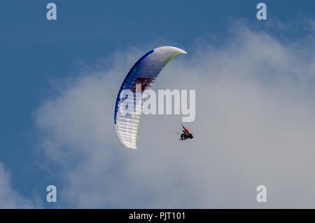 Gleitschirmfliegen ist einer der beeindruckendsten Abenteuer Sport praktiziert heute. Die malerische Aussicht machen Paragliding ein einmaliges Erlebnis. Stockfoto