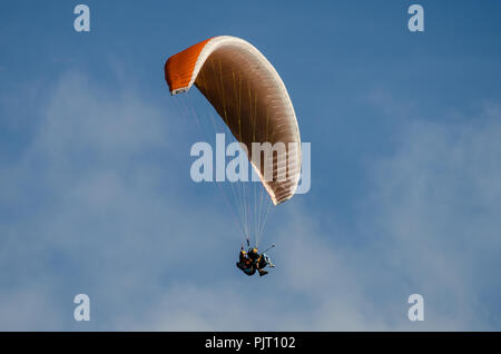 Gleitschirmfliegen ist einer der beeindruckendsten Abenteuer Sport praktiziert heute. Die malerische Aussicht machen Paragliding ein einmaliges Erlebnis. Stockfoto