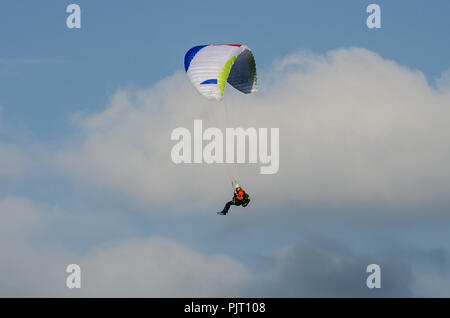 Gleitschirmfliegen ist einer der beeindruckendsten Abenteuer Sport praktiziert heute. Die malerische Aussicht machen Paragliding ein einmaliges Erlebnis. Stockfoto