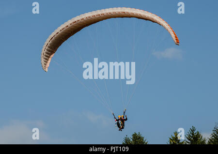 Gleitschirmfliegen ist einer der beeindruckendsten Abenteuer Sport praktiziert heute. Die malerische Aussicht machen Paragliding ein einmaliges Erlebnis. Stockfoto