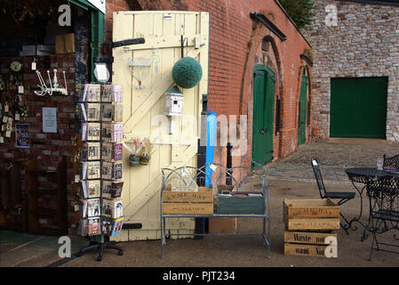 Exeter, Devon/England - 10. September 2013: Kleines Geschenk Shop auf der Exeter Quayside entfernt Stockfoto