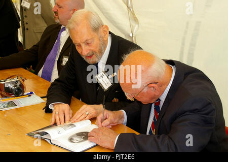 Zweiten Weltkrieg RAF Royal Air Force Veteranen John Milne (Spitfire rigger) und Sid Cleaver (Spitfire Pilot) an einem Buch signieren Stockfoto