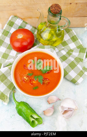 Noch immer leben spanische Gazpacho mit Tomate, Gurke, Paprika, Knoblauch, Öl und Petersilie Stockfoto