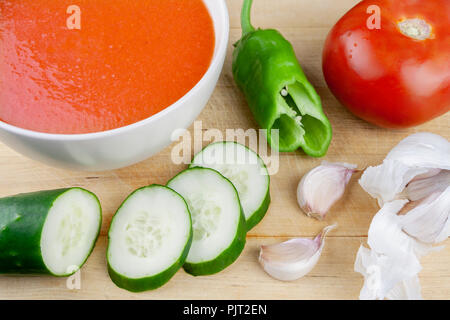 Noch immer leben spanische Gazpacho mit Tomate, Gurke, Paprika, Knoblauch, Öl und Petersilie Stockfoto