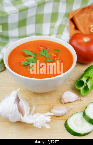 Spanische Gazpacho mit Tomate, Gurke, Paprika, Knoblauch, Öl und Petersilie Stockfoto