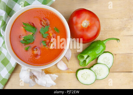 Blick von oben auf die spanische Gazpacho mit Tomate, Gurke, Paprika, Knoblauch, Öl und Petersilie Stockfoto