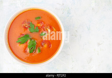 Blick von oben auf die spanische Gazpacho mit Tomate, Gurke, Paprika, Knoblauch, Öl und Petersilie Stockfoto