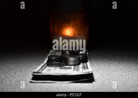 Das Geld Kult - Monochrom und Farbe Kombination, Geldscheine und Münzen Stockfoto