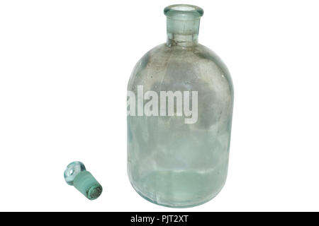 Alte Glas Flasche für die Speicherung flüchtige Chemikalien, geöffnet, stehen im Labor Boden Stopfen. auf weißem Hintergrund, mit Freistellungspfad Stockfoto