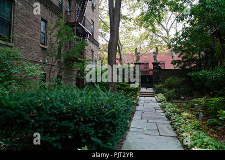 Blick auf den Garten und seine zwei steinerne griffons Abblättern der eisernen Tore, die zum Eingang. Die Türme wurde in 1923-25 nach Entwürfen von Stockfoto