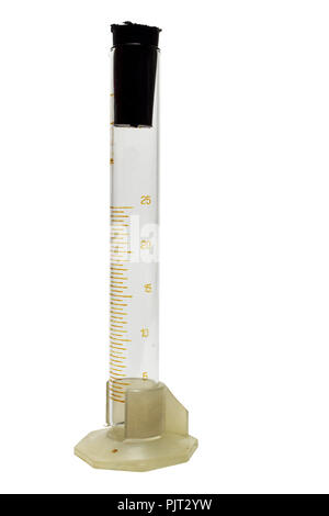 Graduierte Glas Messzylinder, mit schwarzen konisches Gummi Labor-Stopfen, aus weißem Kunststoff Halter. auf weißem Hintergrund Stockfoto